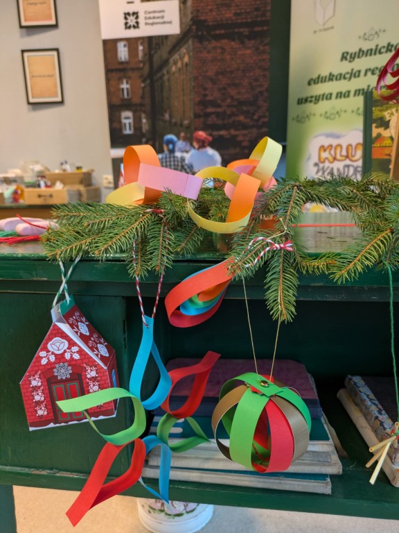 Świąteczne warsztaty w Centrum Edukacji Regionalnej. Uczniowie klasy 6c uczniowie poznali tradycje bożonarodzeniowe Górnego Śląska.