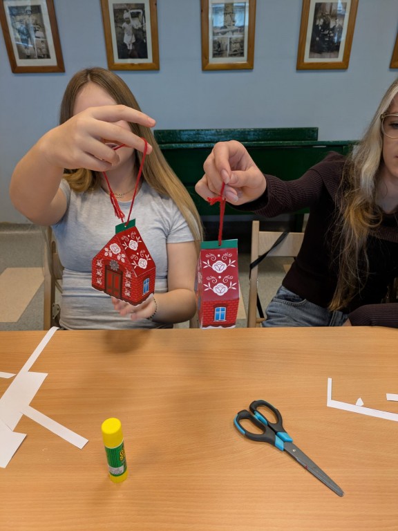 Świąteczne warsztaty w Centrum Edukacji Regionalnej. Uczniowie klasy 6c uczniowie poznali tradycje bożonarodzeniowe Górnego Śląska.