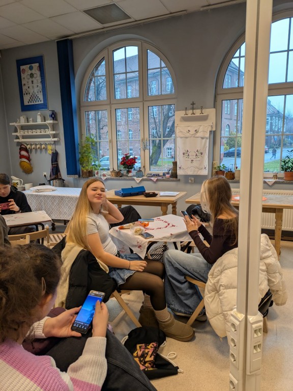 Świąteczne warsztaty w Centrum Edukacji Regionalnej. Uczniowie klasy 6c uczniowie poznali tradycje bożonarodzeniowe Górnego Śląska.