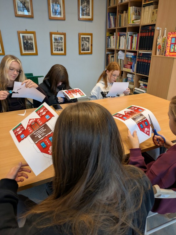 Świąteczne warsztaty w Centrum Edukacji Regionalnej. Uczniowie klasy 6c uczniowie poznali tradycje bożonarodzeniowe Górnego Śląska.