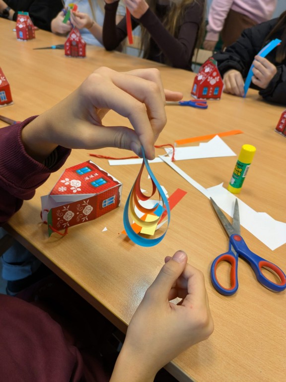 Świąteczne warsztaty w Centrum Edukacji Regionalnej. Uczniowie klasy 6c uczniowie poznali tradycje bożonarodzeniowe Górnego Śląska.