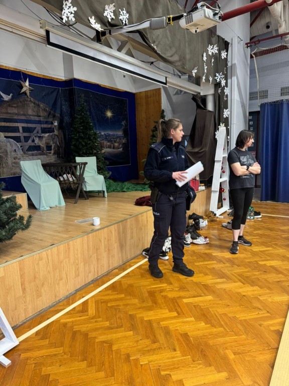 Policjantka w towarzystwie nauczycielki wf