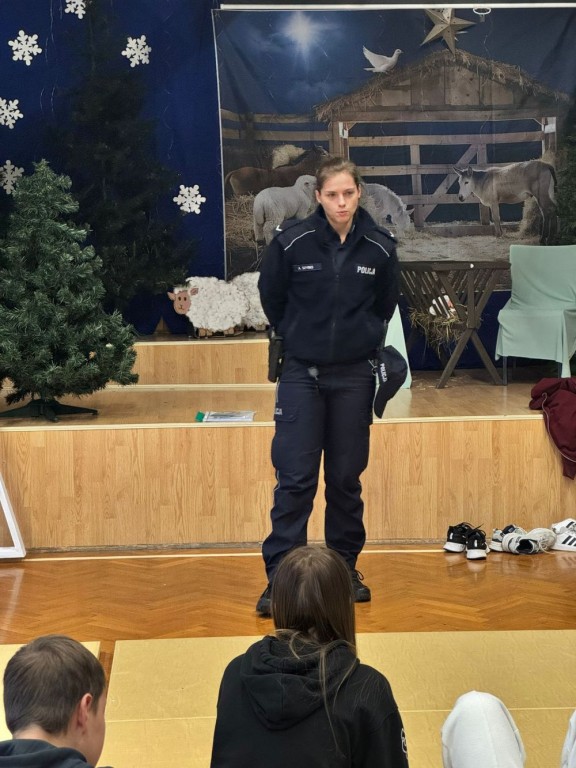 Policjantka prezentująca pogadankę
