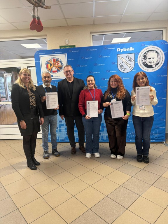 Wizyta ekspertów Erasmus+ w SP36 w Rybniku 2026 - wręczenie certyfikatów.