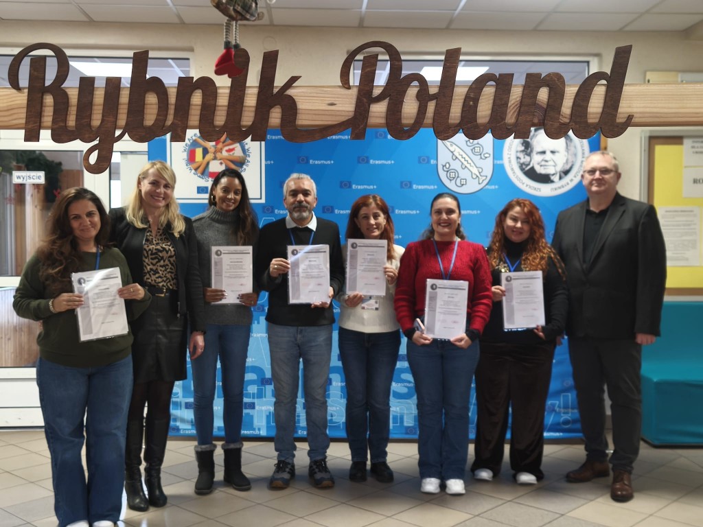Wizyta ekspertów Erasmus+ w SP36 w Rybniku 2026 - wręczenie certyfikatów.
