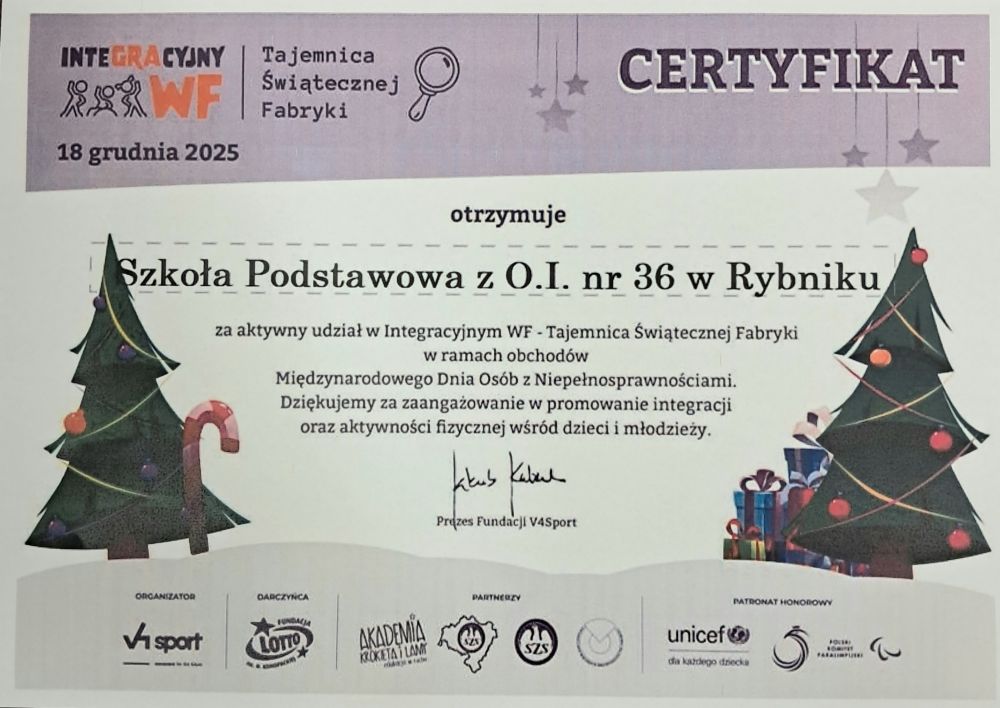 Obraz przedstawia certyfikat dla SP36. Zawiera napis, zdjęcia choinek po prawej i lewej napisu: Integracyjny WF - Tajemnica Świątecznej Fabryki - w ramach Międzynarodowego Dnia Osób Niepełnosprawnych
