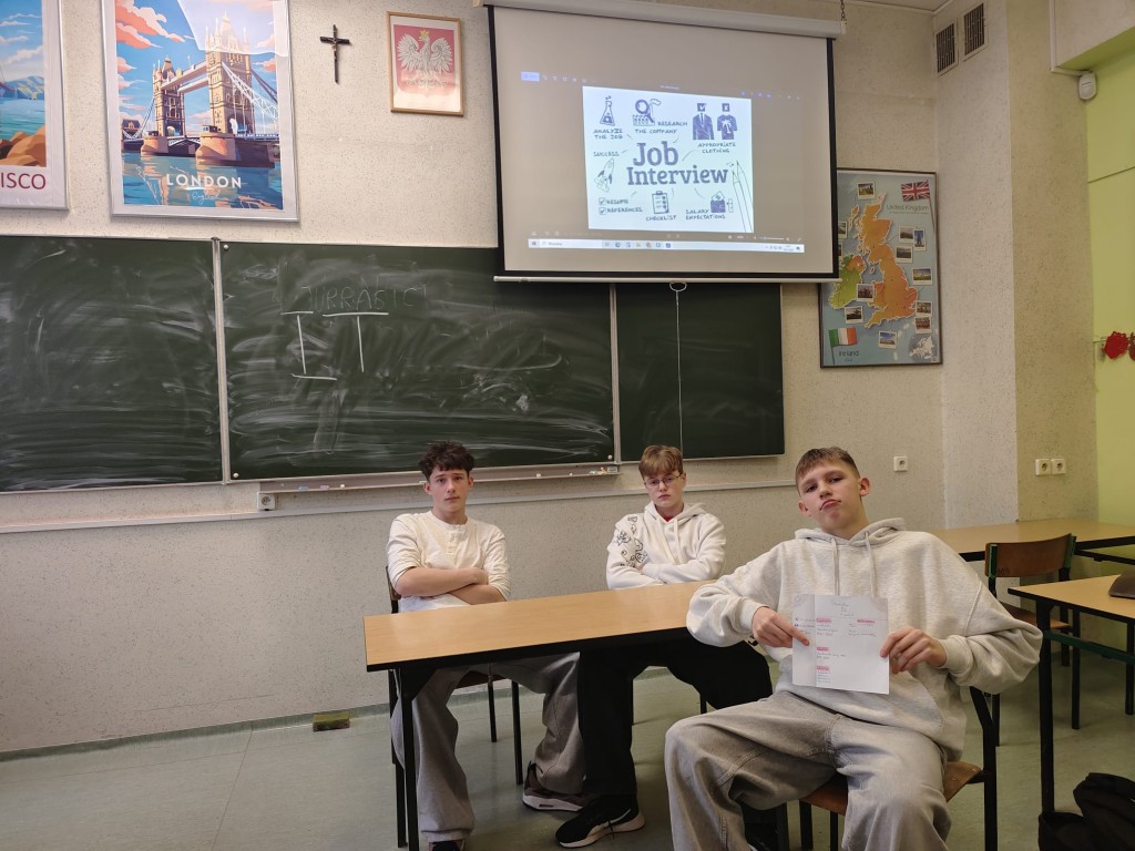 Angielski w praktyce. Job interview. Rozmowa o pracę w dialogach uczniów klas 8.