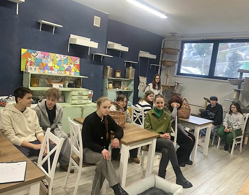 Zdjęcie przedstawia uczniów koła wolontariatu w czasie odwiedzin w Kocim Domu.