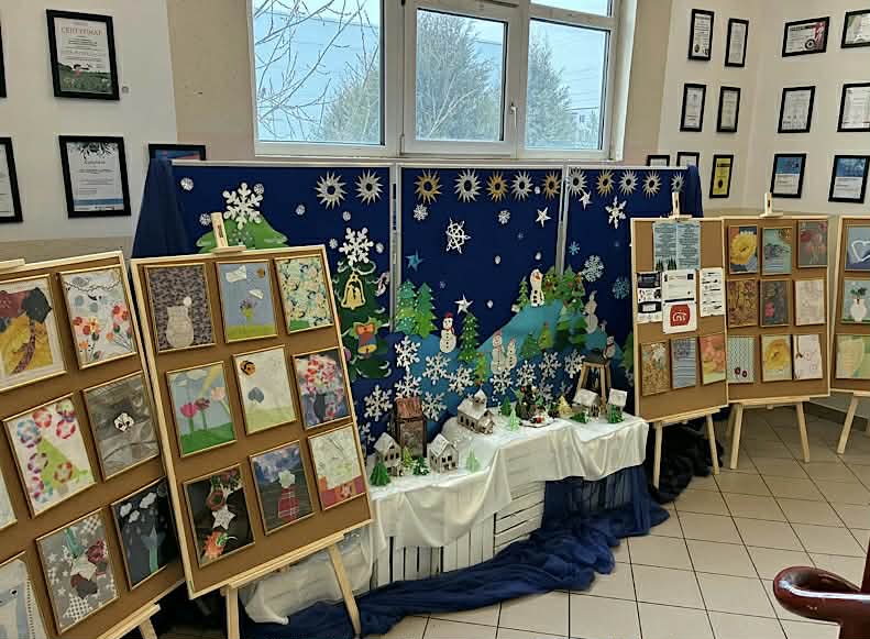 Zdjęcie przedstawia prace, które uczniowie tworzyli i oprawiali samodzielnie. Kolaże komponowane przy użyciu resztek tkanin czy nie