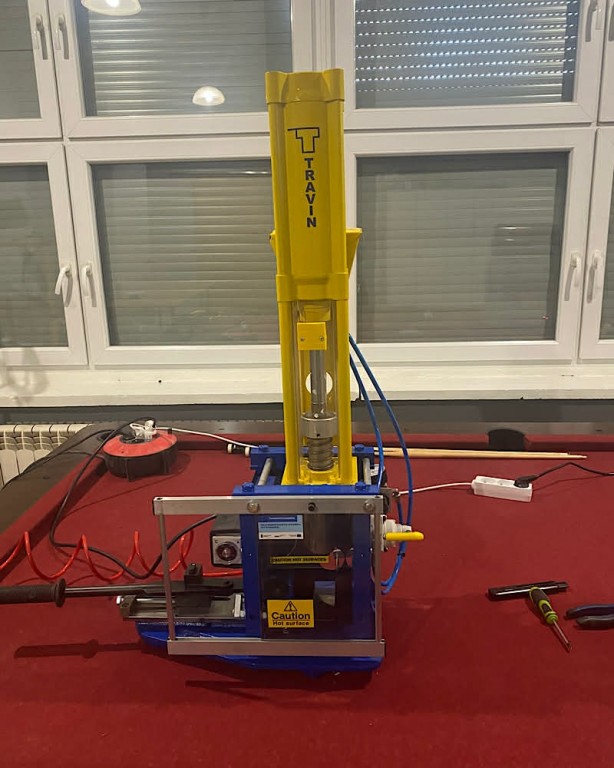 Zdjęcie przedstawia wtryskarkę używaną w trakcie warsztatów.