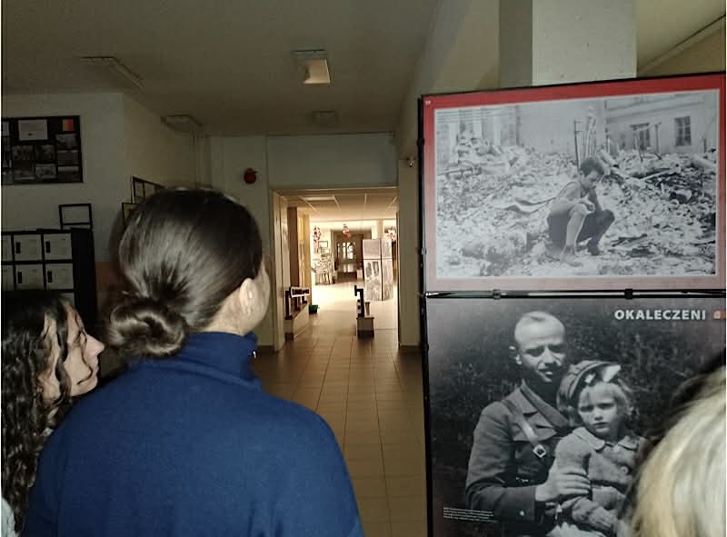 Zdjęcie przedstawia uczniów oglądających wystawę-Pierwszy kontakt z wojną totalną