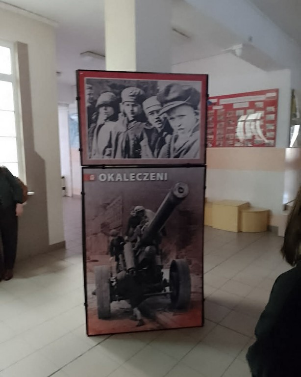 Zdjęcie przedstawia małoletnich więźniów obozu.