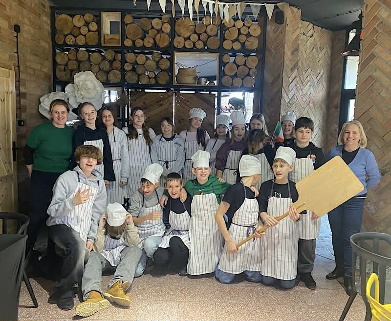 Zdjęcie przedstawia klasę 6b po warsztatach robienia pizzy-zdjęcie grupowe.