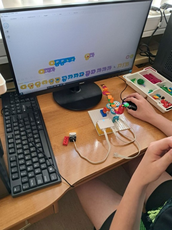 Uczeń budujący robota