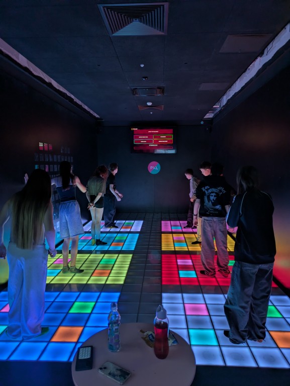 Integracja zespołu klasowego i wspólna zabawa w centrum rozrywki Pixel w Katowicach