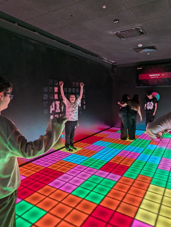 Integracja zespołu klasowego i wspólna zabawa w centrum rozrywki Pixel w Katowicach