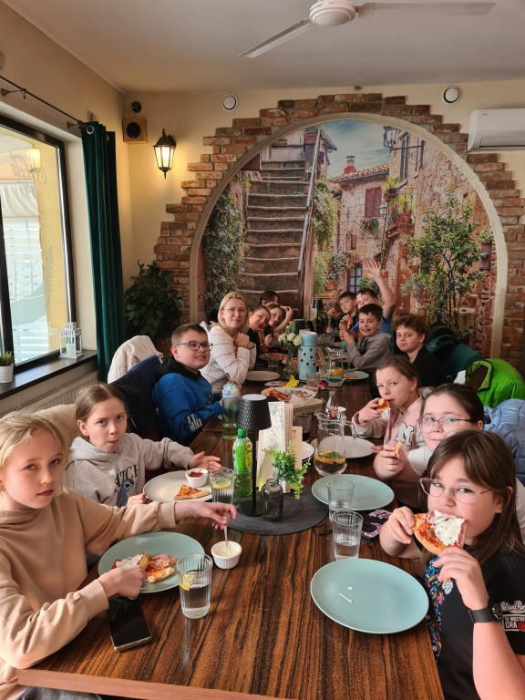 Przerwa na posiłek. Grupa w pizzerii w Żorach.