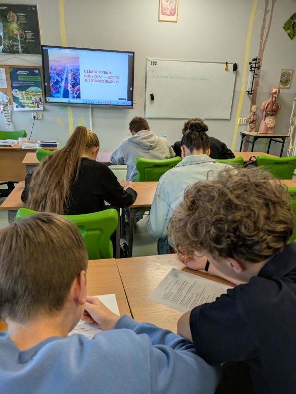 Rybnik oddycha? Czy to już koniec smogu? Szkolna debata uczniów kl. 8 poświęcona jakości powietrza w Rybniku. 