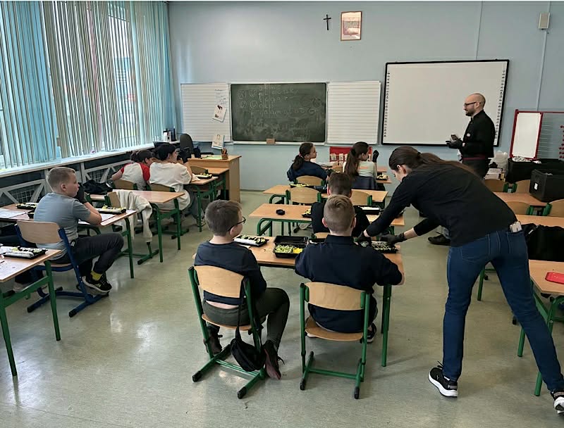 Zdjęcie przedstawia klasę 5d podczas warsztatów prowadzonych przez pracowników Sushi King.