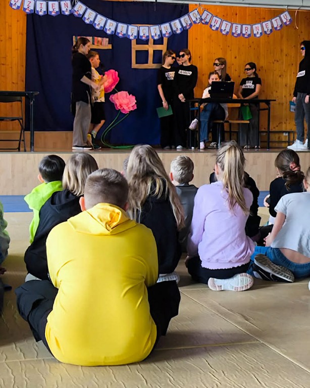 Zdjęcie przedstawia uczniów w czasie przedstawienia z okazji Dnia Bezpiecznego Internetu.