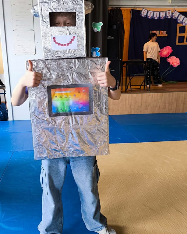 Zdjęcie przedstawia robota w czasie przedstawienia z okazji Dnia Bezpiecznego Internetu.