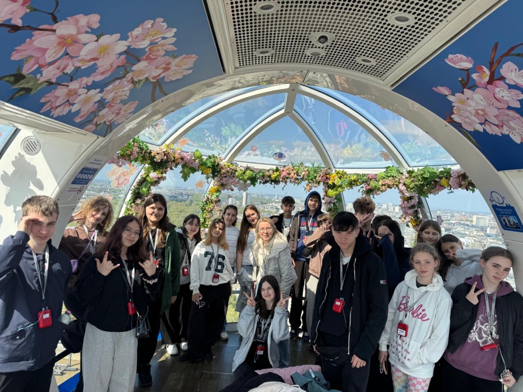 Londyn 2026. Przejażdżka London Eye, uczniowie i widok na panoramę miasta.