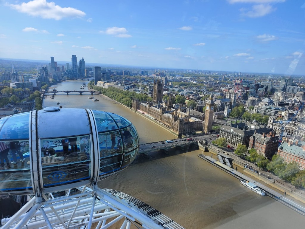Londyn 2026. Przejażdżka London Eye. Widok na kapsułę i panoramę miasta.