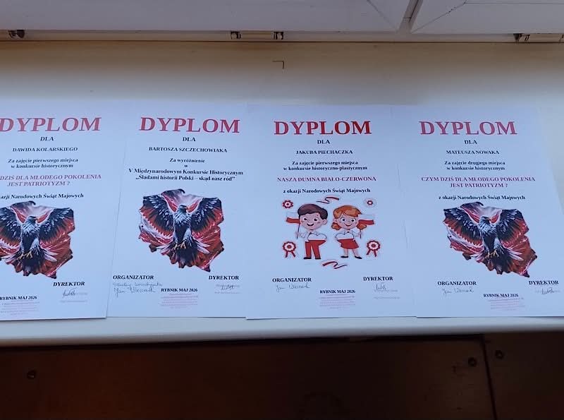 Zdjęcie przedstawia dyplomy uczniów.