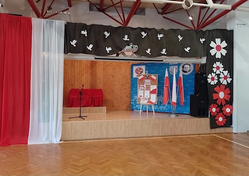 Zdjęcie przedstawia scenę z okazji akademii.