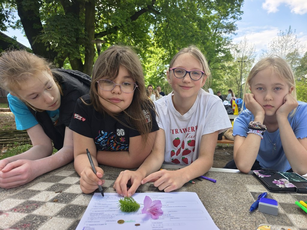Gra terenowa kl. 4c w parku tematycznym nad Nacyną Misji Tropiciela Słodkości