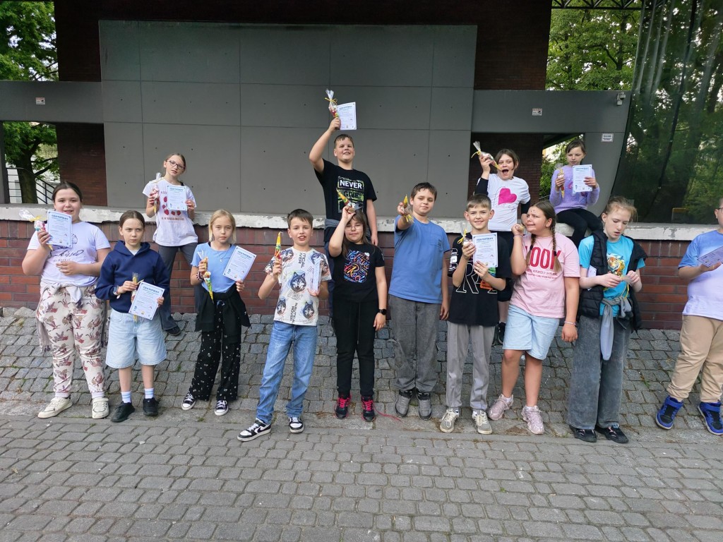 Słodka przygoda klasy 4c – warsztaty, integracja i odkrywanie Rybnika. Zdjęcie grupowe uczniów z certyfikatami i słodkimi upominkami.