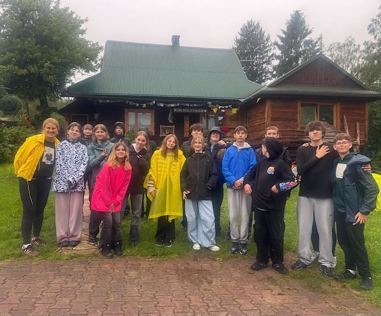 Zdjęcie przedstawia uczniów klasy 6b przed Izbą Jerzego Kukuczki.