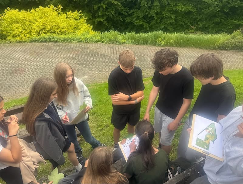 Zdjęcie przedstawia uczniów klasy 6b  w Leśnym Ośrodku Edukacji Ekologicznej w Istebnej.