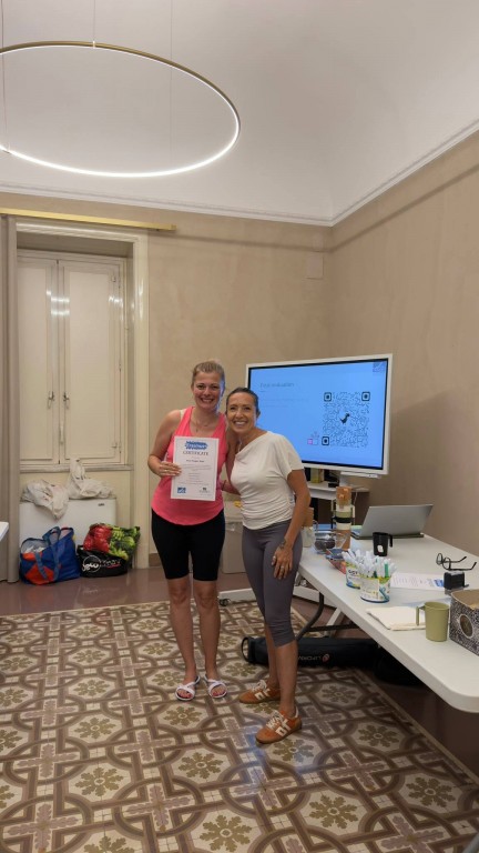 Joga jako inspiracja rozwoju osobistego i nauka nowoczesnych metod dydaktycznych – szkolenie w ramach programu Erasmus+ Sycylia 2026. Wspólna sesja jogi jako element szkolenia i pracy nad dobrostanem.