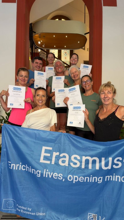 Joga jako inspiracja rozwoju osobistego i nauka nowoczesnych metod dydaktycznych – szkolenie w ramach programu Erasmus+ Sycylia 2026. Wspólna sesja jogi jako element szkolenia i pracy nad dobrostanem.