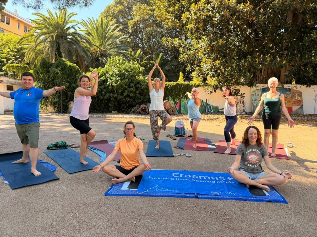 Joga jako inspiracja rozwoju osobistego i nauka nowoczesnych metod dydaktycznych – szkolenie w ramach programu Erasmus+ Sycylia 2026. Wspólna sesja jogi jako element szkolenia i pracy nad dobrostanem.