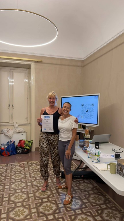 Joga jako inspiracja rozwoju osobistego i nauka nowoczesnych metod dydaktycznych – szkolenie w ramach programu Erasmus+ Sycylia 2026. Wspólna sesja jogi jako element szkolenia i pracy nad dobrostanem.