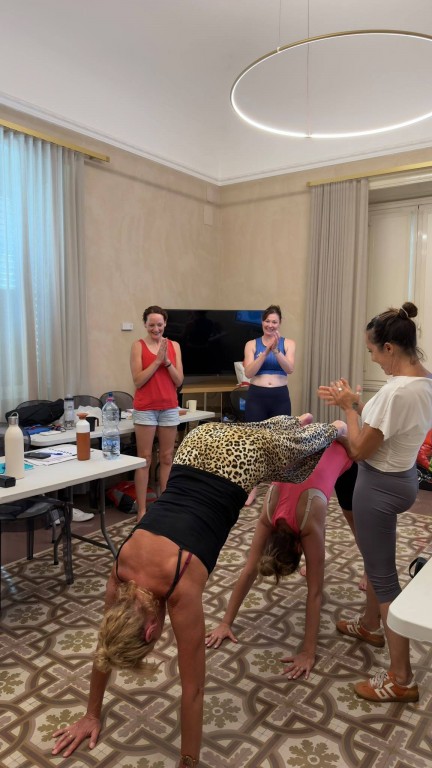 Joga jako inspiracja rozwoju osobistego i nauka nowoczesnych metod dydaktycznych – szkolenie w ramach programu Erasmus+ Sycylia 2026. Wspólna sesja jogi jako element szkolenia i pracy nad dobrostanem.