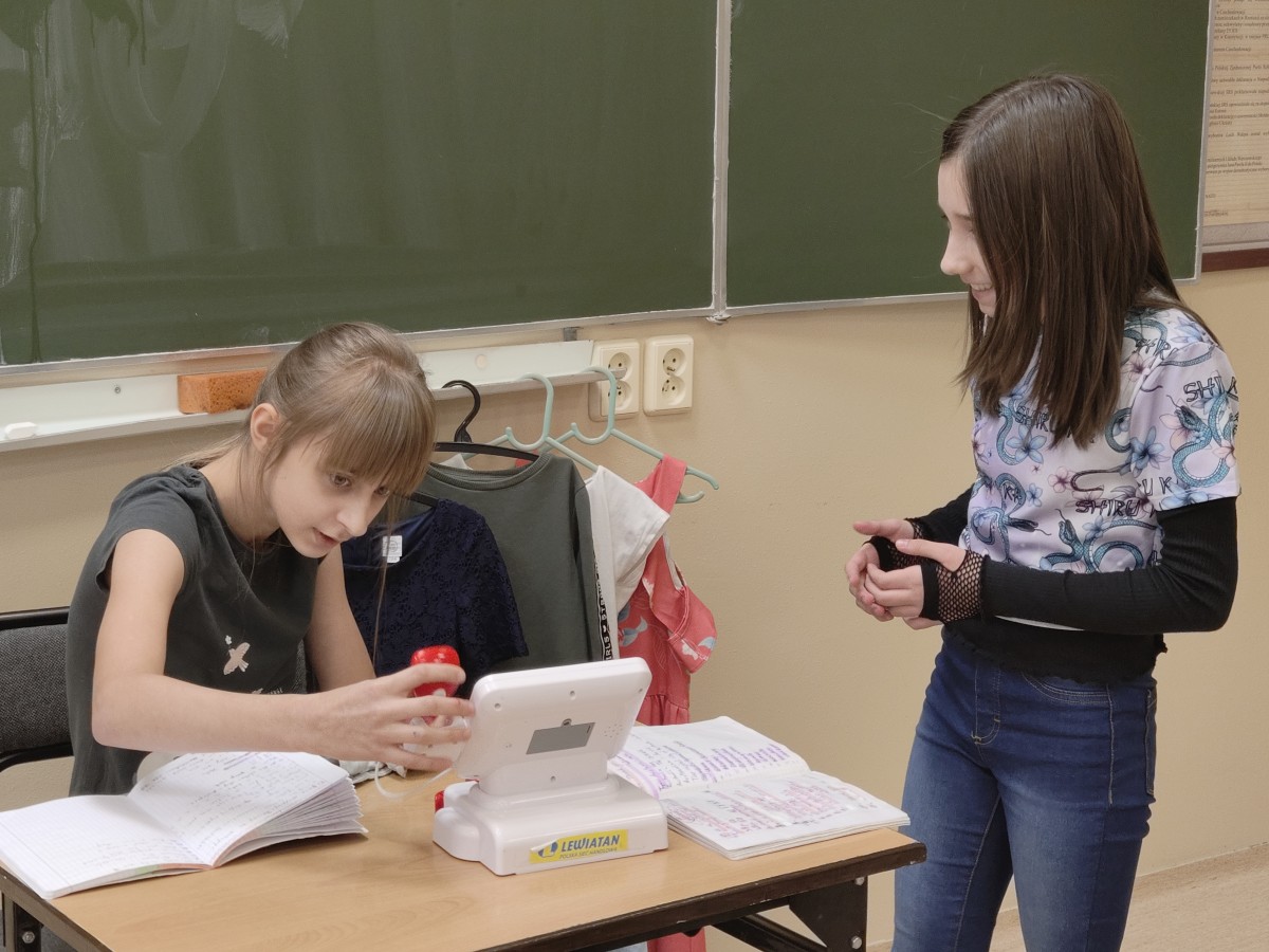 Dialogi uczniów na lekcji języka angielskiego. Scenka w sklepie odzieżowym.