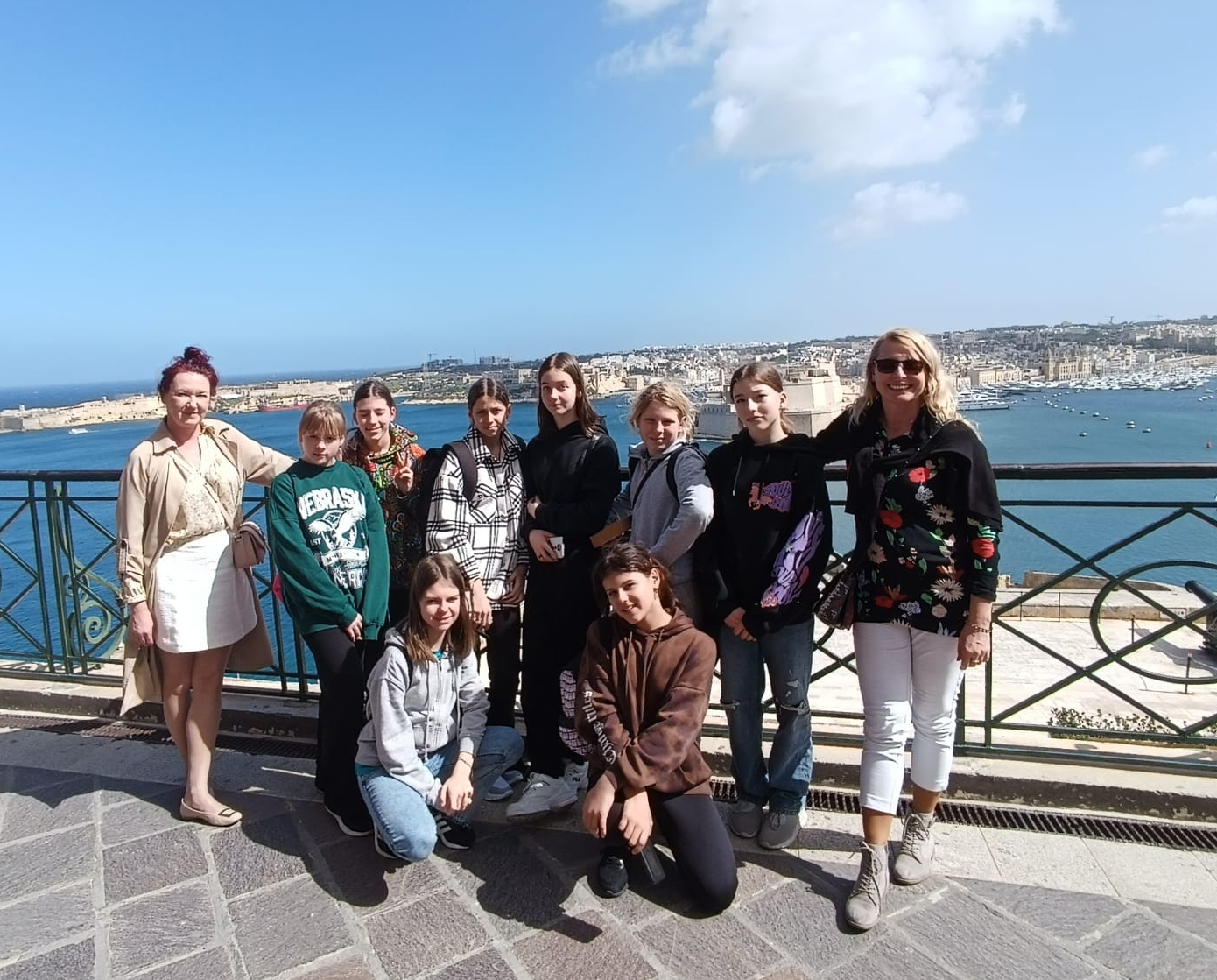 Grupa uczniów wraz z opiekunami na wyjazdowym kursie języka angielskiego na Malcie