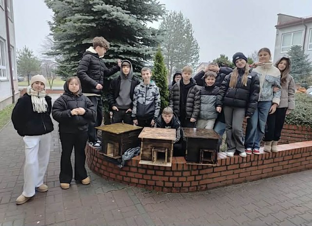 Zdjęcie przedstawia uczniów klasy 7d po warsztatach robienia budek dla jeży.