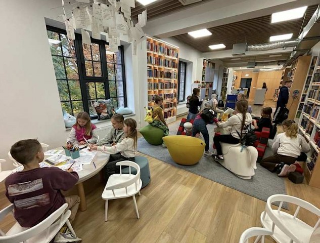 Zdjęcie przedstawia klasy 3a,3b,3c w wypożyczalni książek dla dzieci w Miejskiej Bibliotece Publicznej w Żorach.