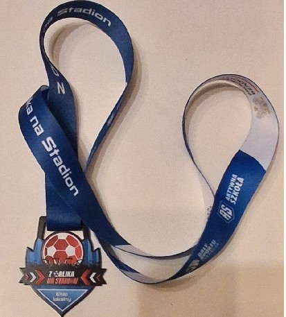 Na zdjęciu jest medal za udział w rozgrywkach Piłki Nożnej  w Turnieju "Z Orlika na Stadion".