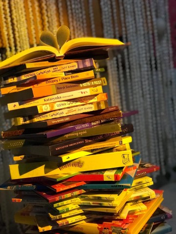 Fotografia  przedstawiająca stos książek