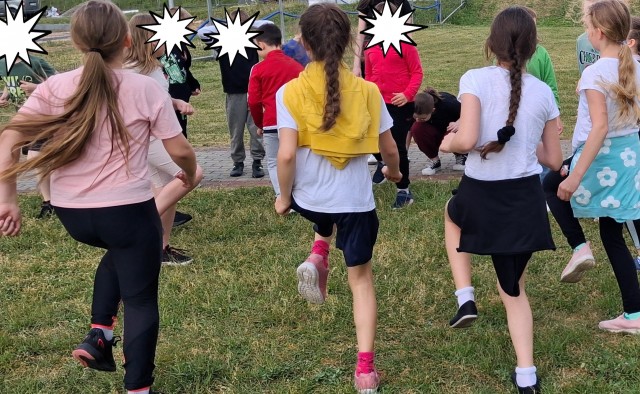Dzieci w trakcie rozgrzewwki przed Szkolnym Biegiem Wiosny. 