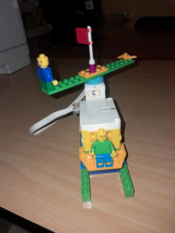 obraz przedstawia helikopter z klocków lego