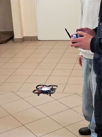 Widoczny dron sterowany przez ucznia