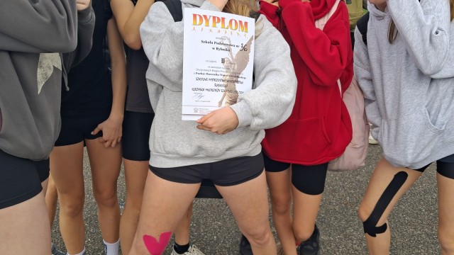 Dziewczęta trzymające dyplom za II miejsce. 