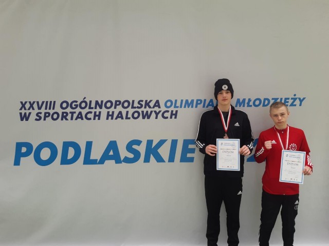 Zdjęcie przedstawia wręczenie nagród w OgOlnopolskiej Olimpiadzie w Sportach Halowych.