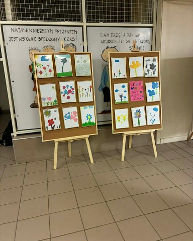 Zdjęcie przedstawia kolaże klasy 3, która tworzyła kolaże z różnych resztek papieru. Dzięki oprawie, prace zyskały niepowtarzalny artystyczny charakter.